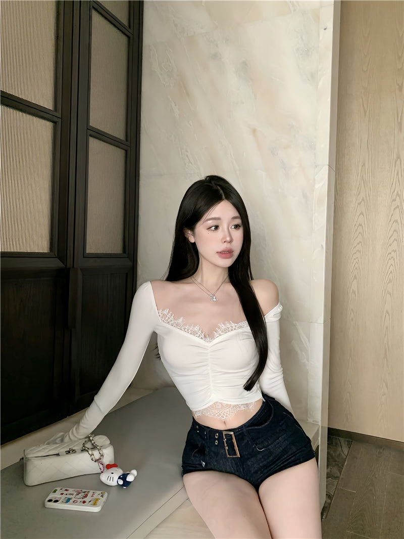 白色v領蕾絲拼接喇叭袖打底衫