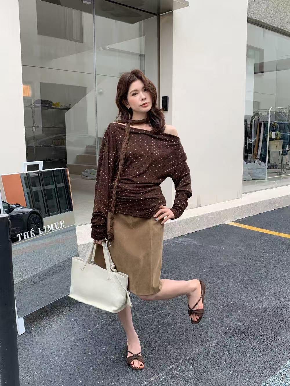 韓系溫柔辣妹純欲點點咖色斜肩上衣