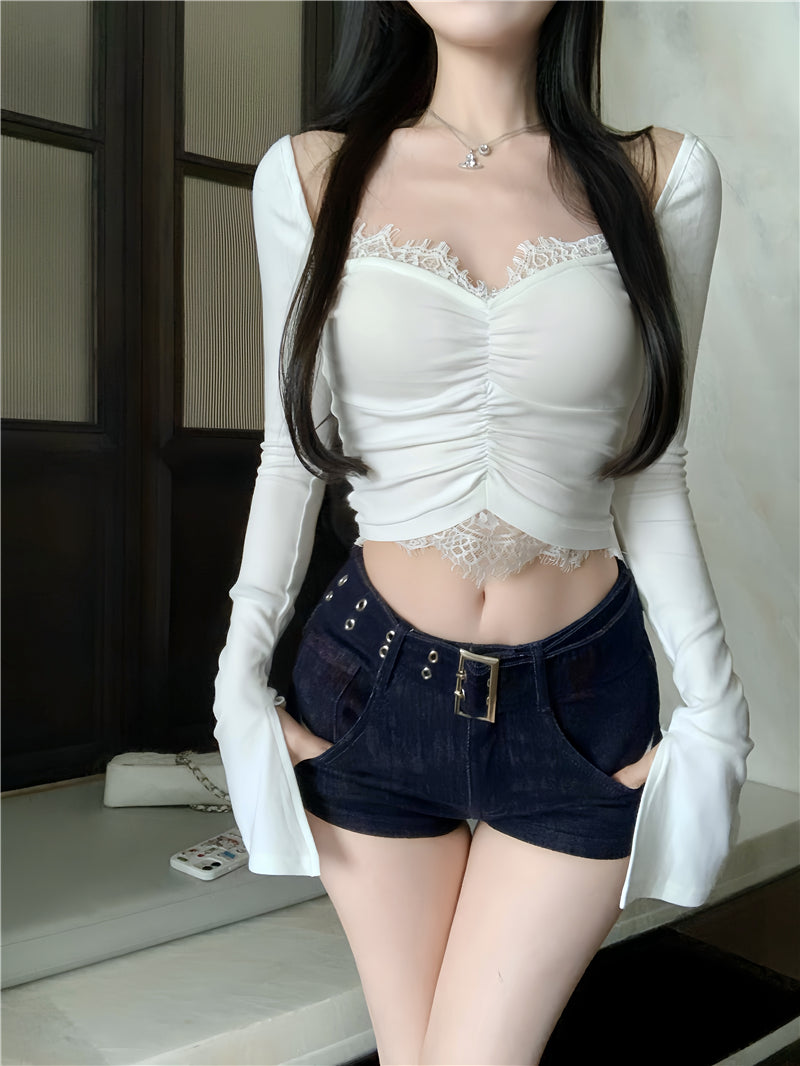 白色v領蕾絲拼接喇叭袖打底衫