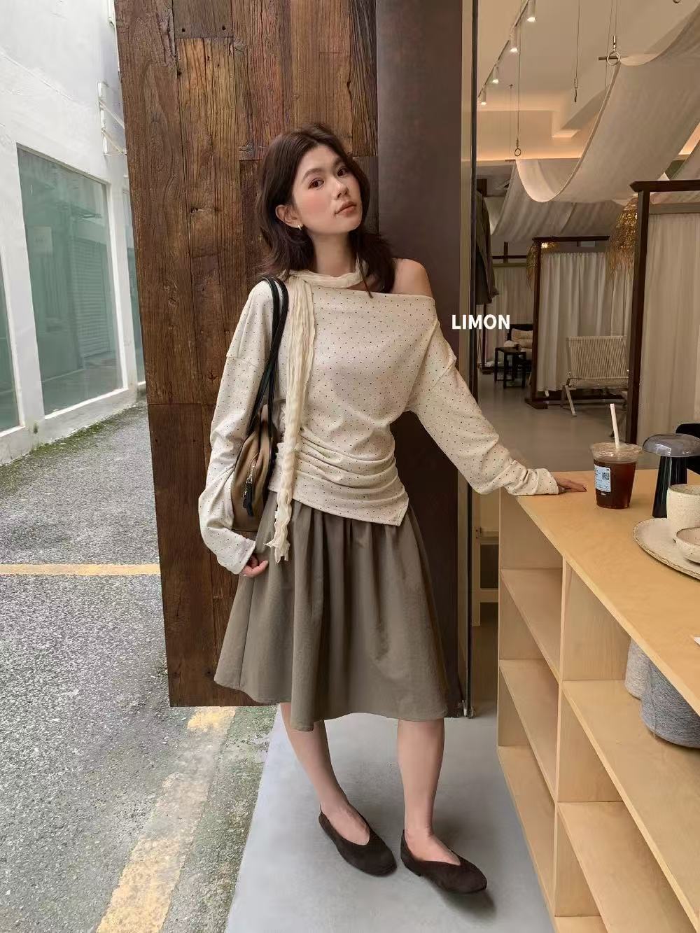 韓系溫柔辣妹純欲點點咖色斜肩上衣