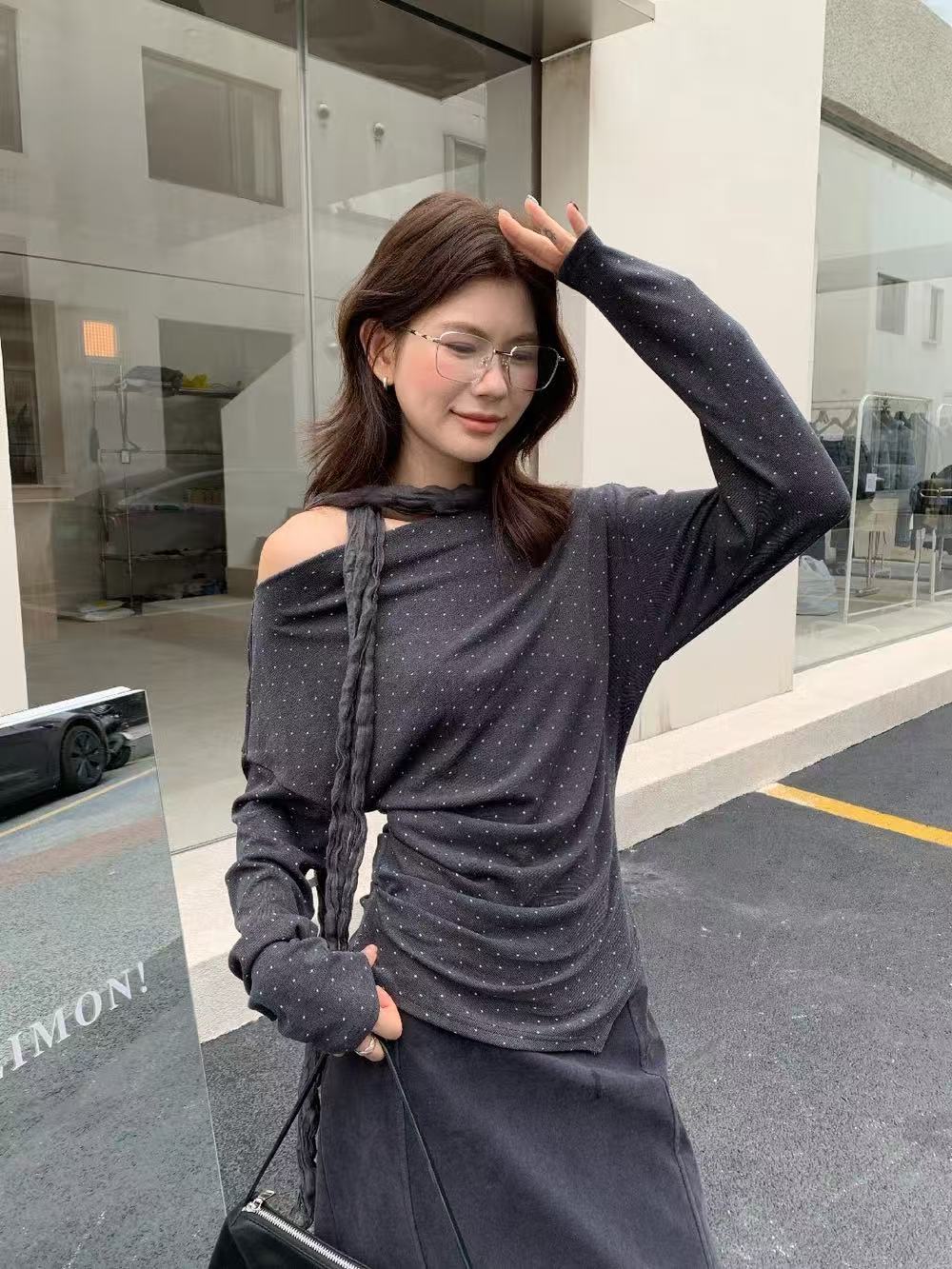 韓系溫柔辣妹純欲點點咖色斜肩上衣