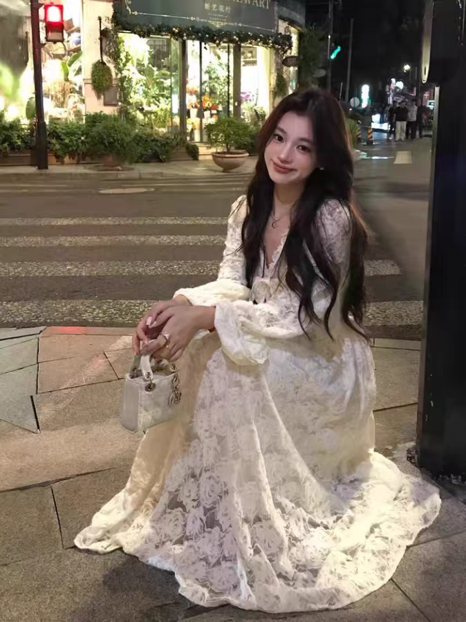 法式溫柔v領蕾絲高級感長袖連衣裙