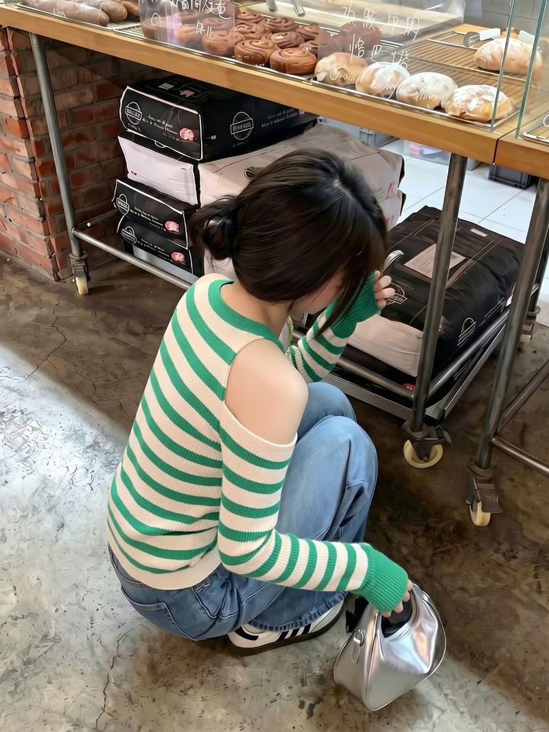 辣妹露肩設計感修身撞色上衣
