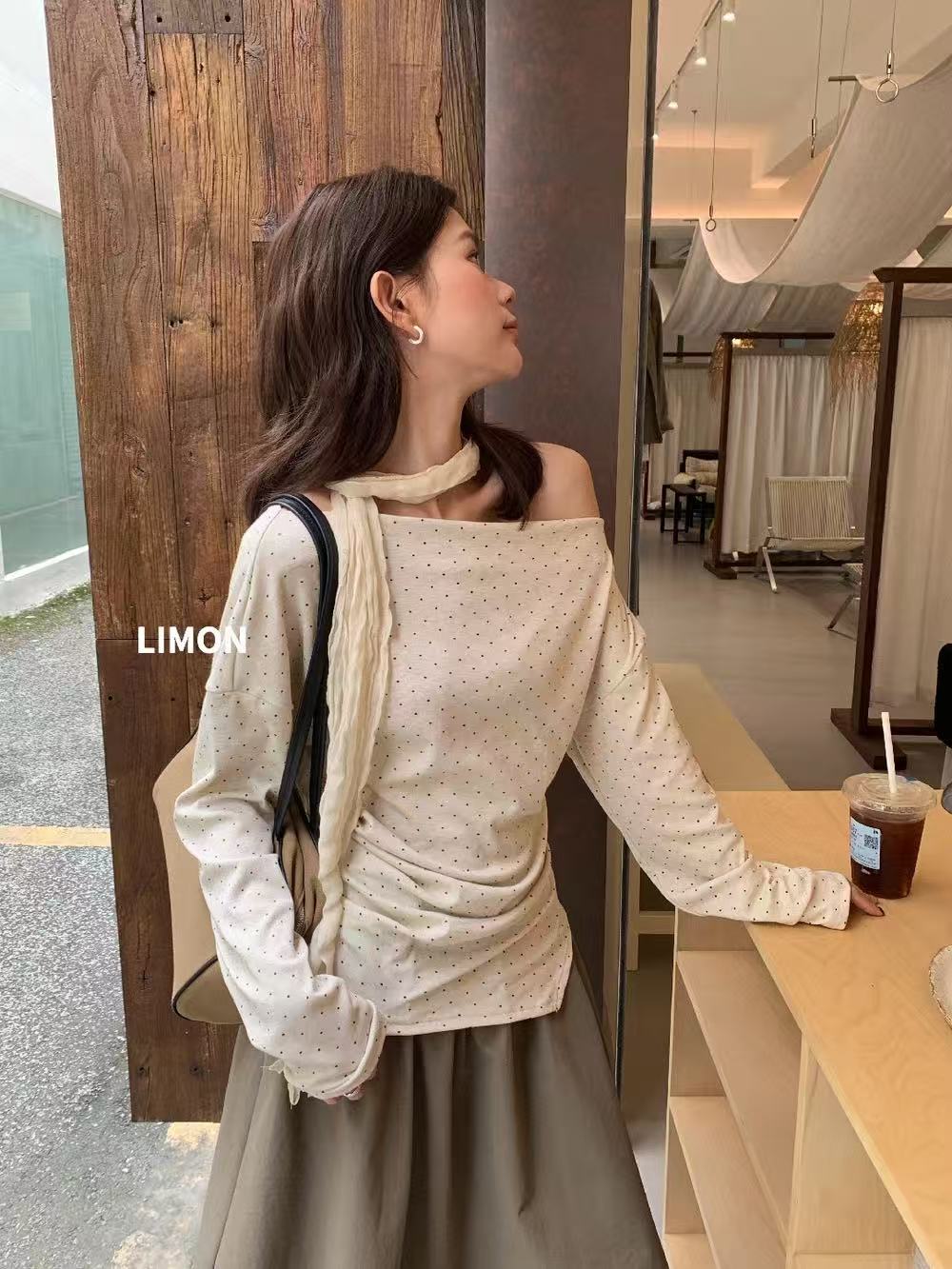 韓系溫柔辣妹純欲點點咖色斜肩上衣